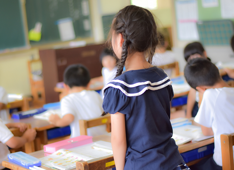 手を上げる子ども